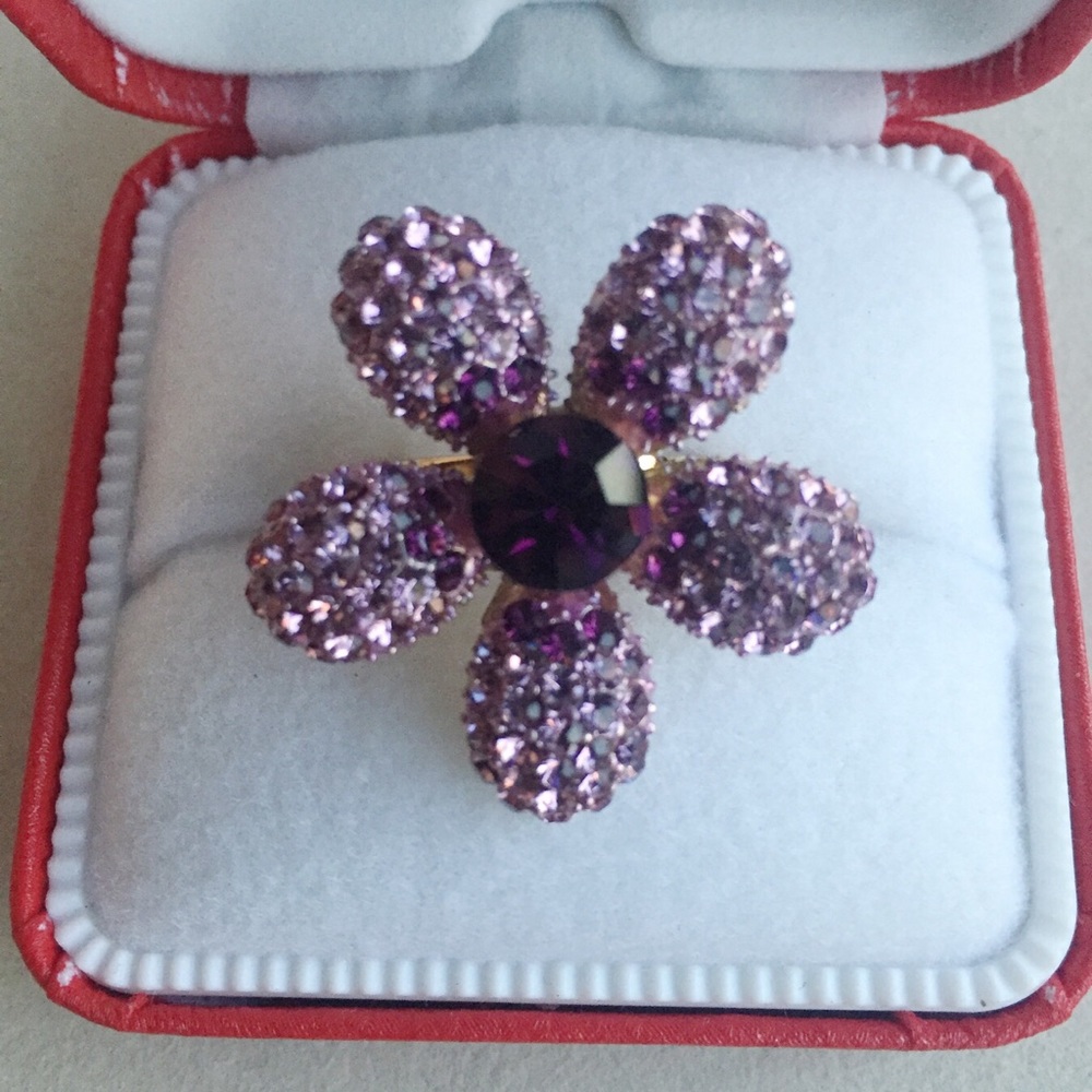 Adjustable flower ring